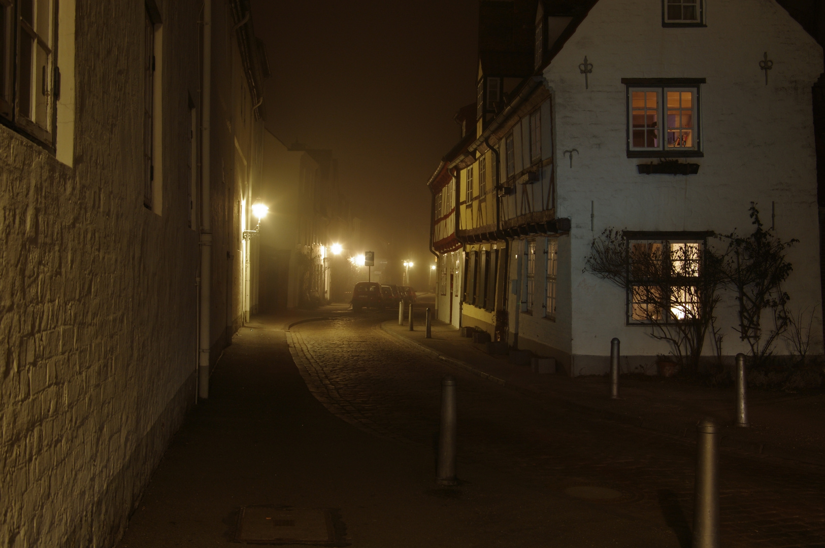 Neblige Nacht an der Mauer