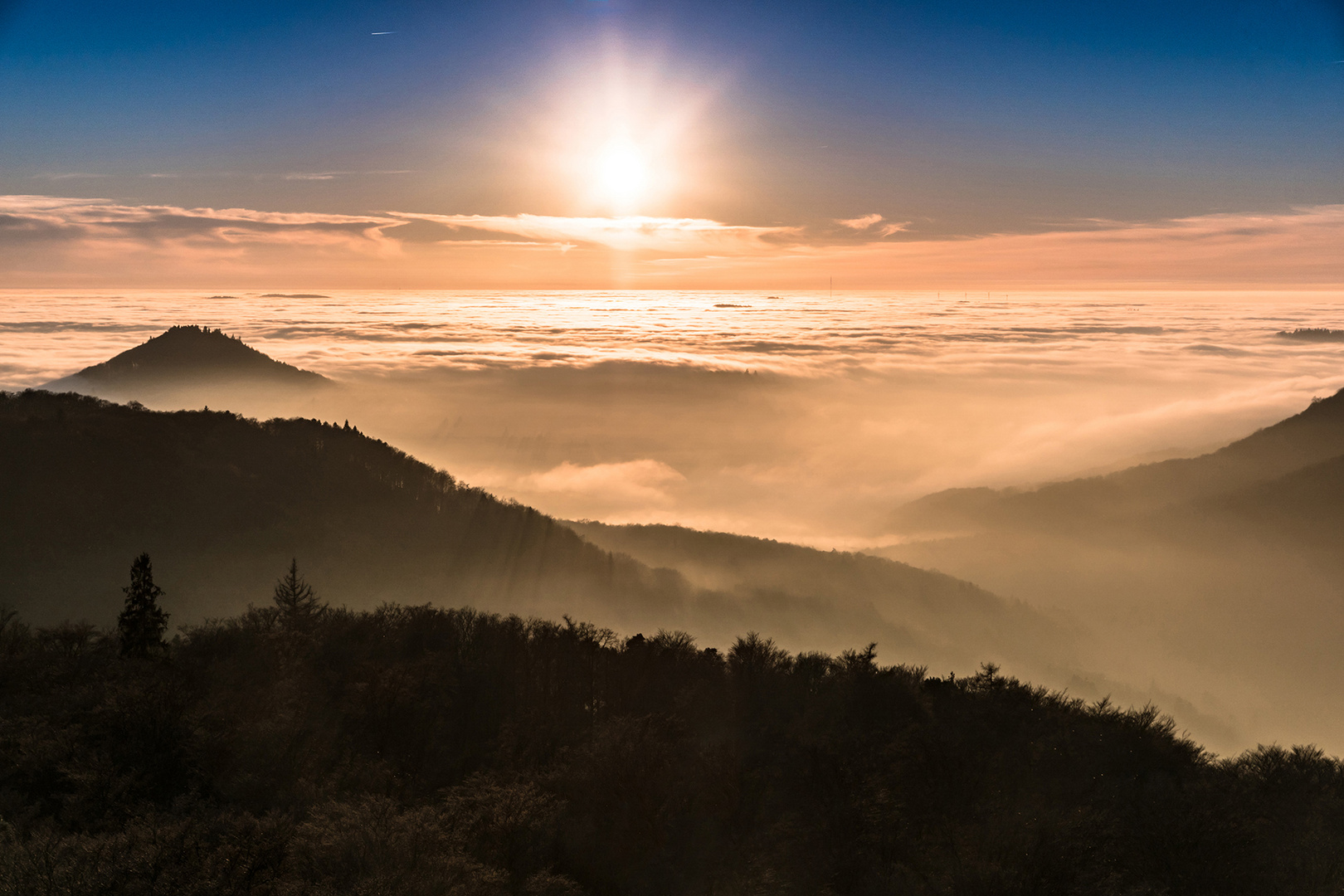 Nebliger Ausblick im Abendlicht