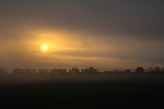 Nebliger Frühlings-Sonnenaufgang