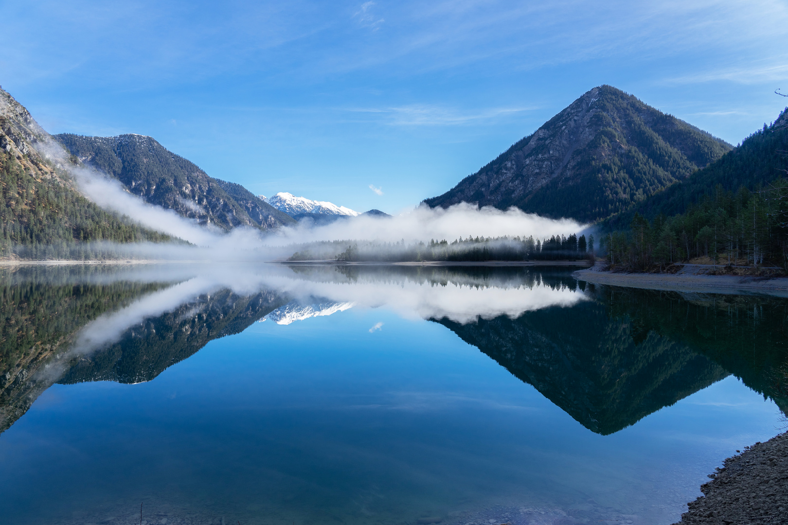 nebliger Morgen am See