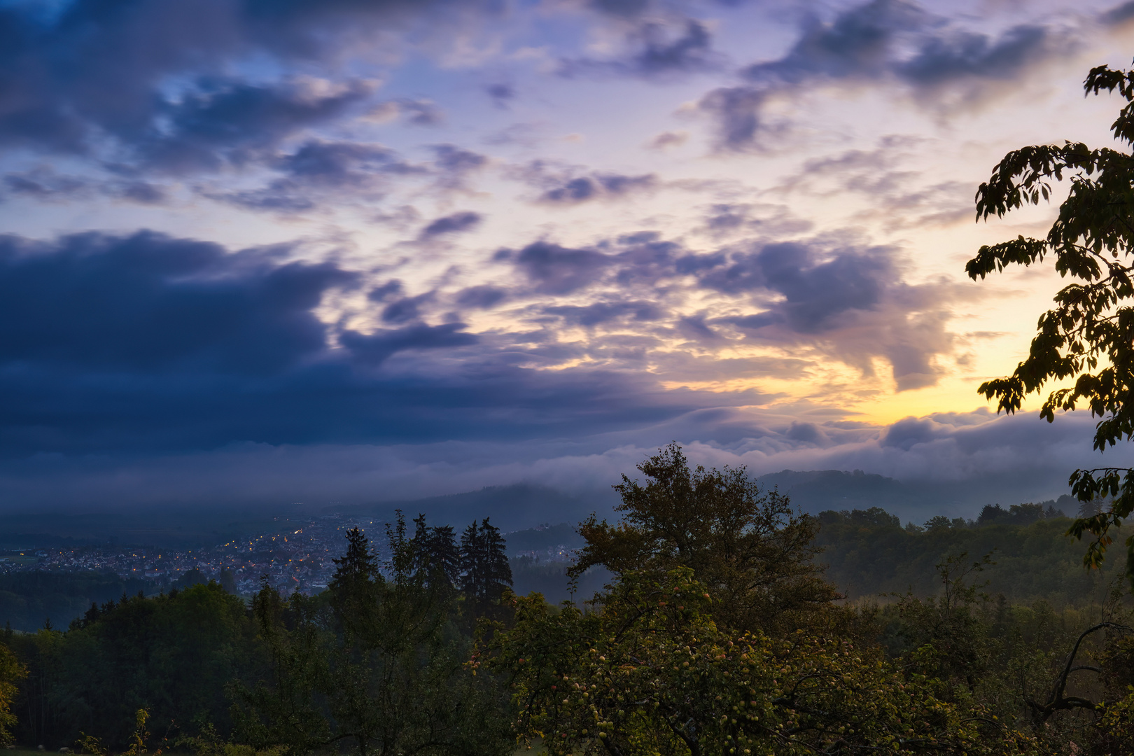 Nebliger Sonnenaufgang