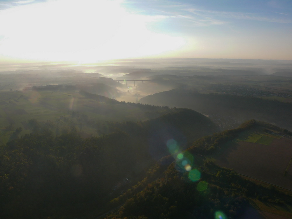 nebliger Sonnenaufgang aus dem Heißluftballon