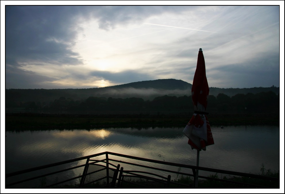 Nebliger Sonnenaufgang