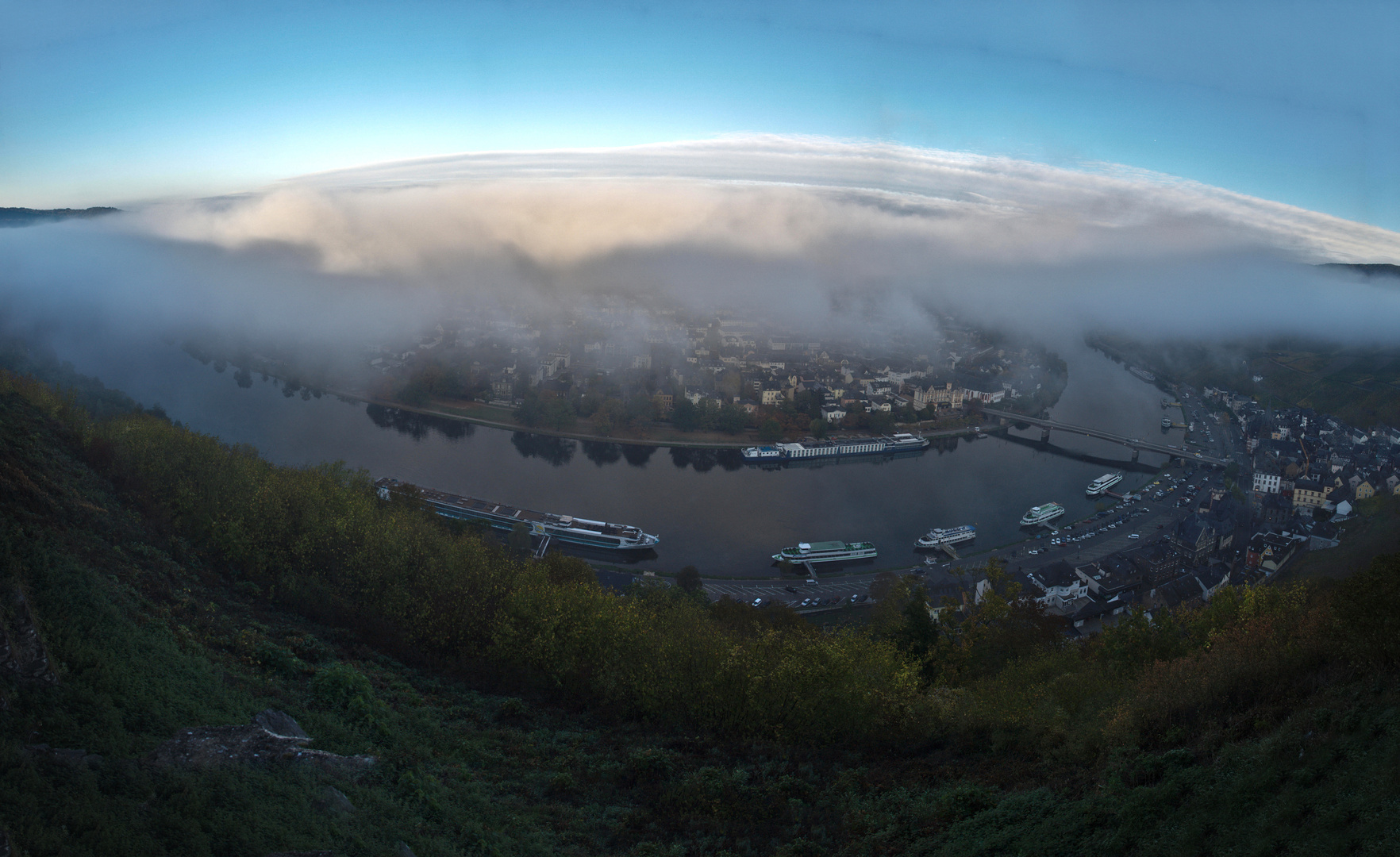 Nebliger Sonnenaufgang über Bernkastel