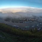 Nebliger Sonnenaufgang über Bernkastel