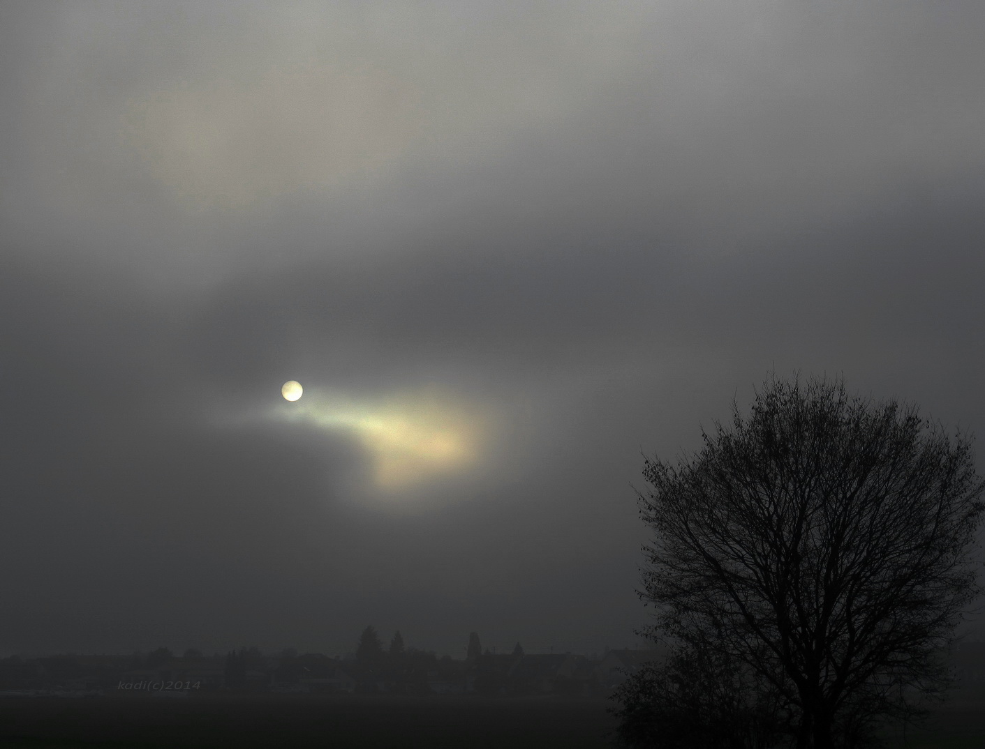 nebliger Sonnenuntergang im November