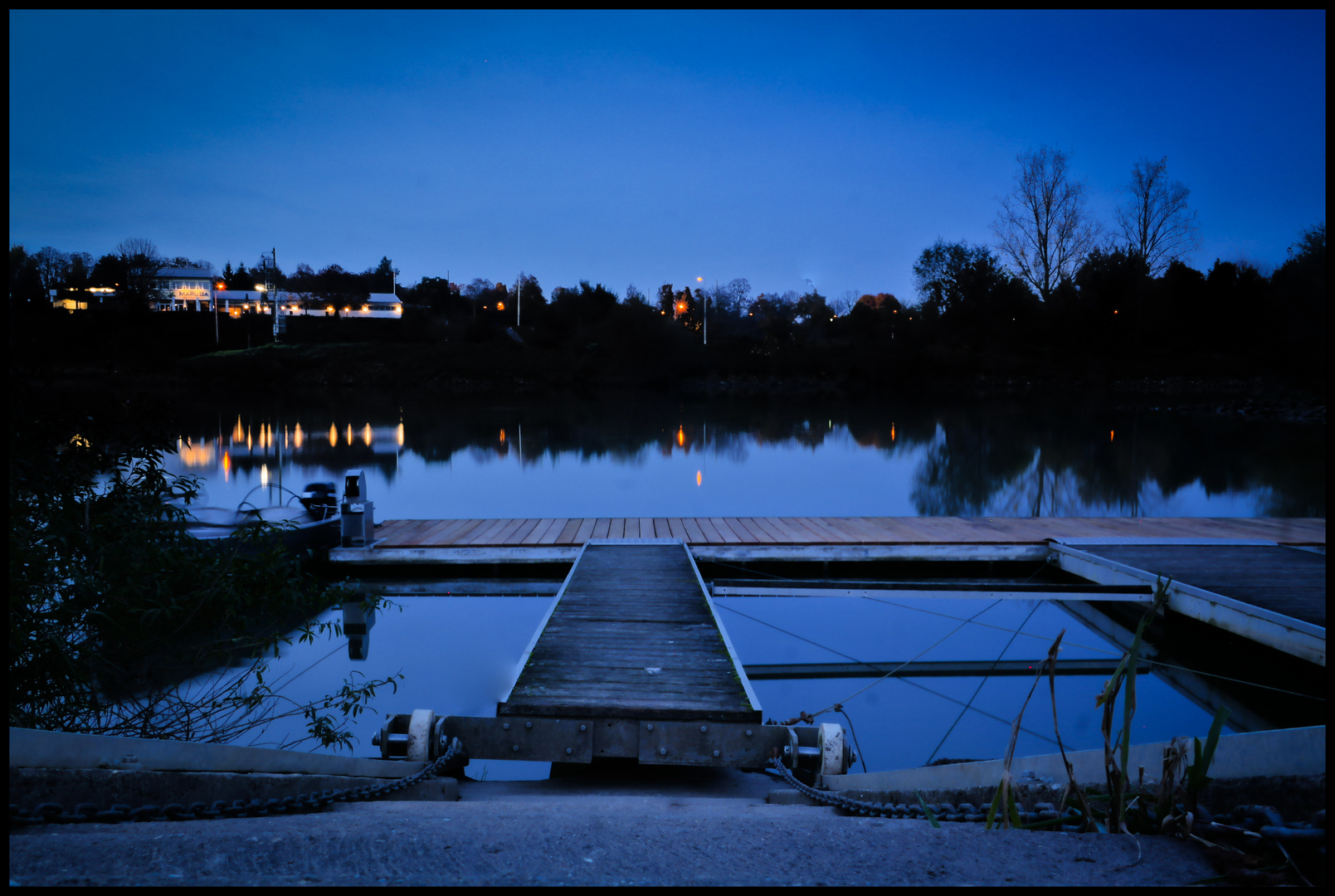 Neckar in Mannheim in der Abenddämmerung