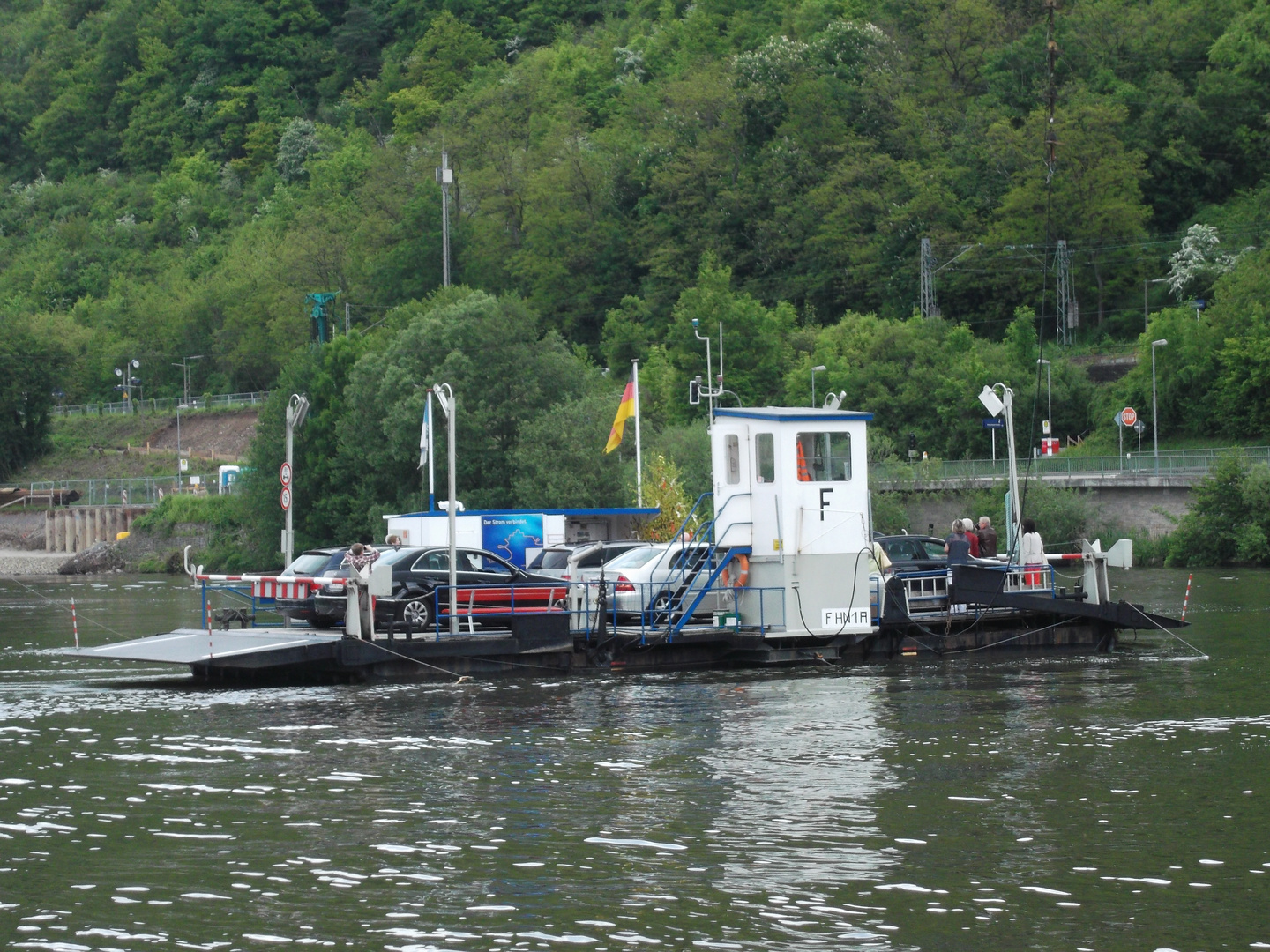 Neckarfähre vollgeladen