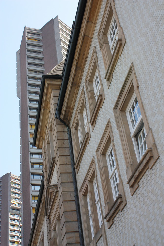 Neckarpromenade mit Feuerwache