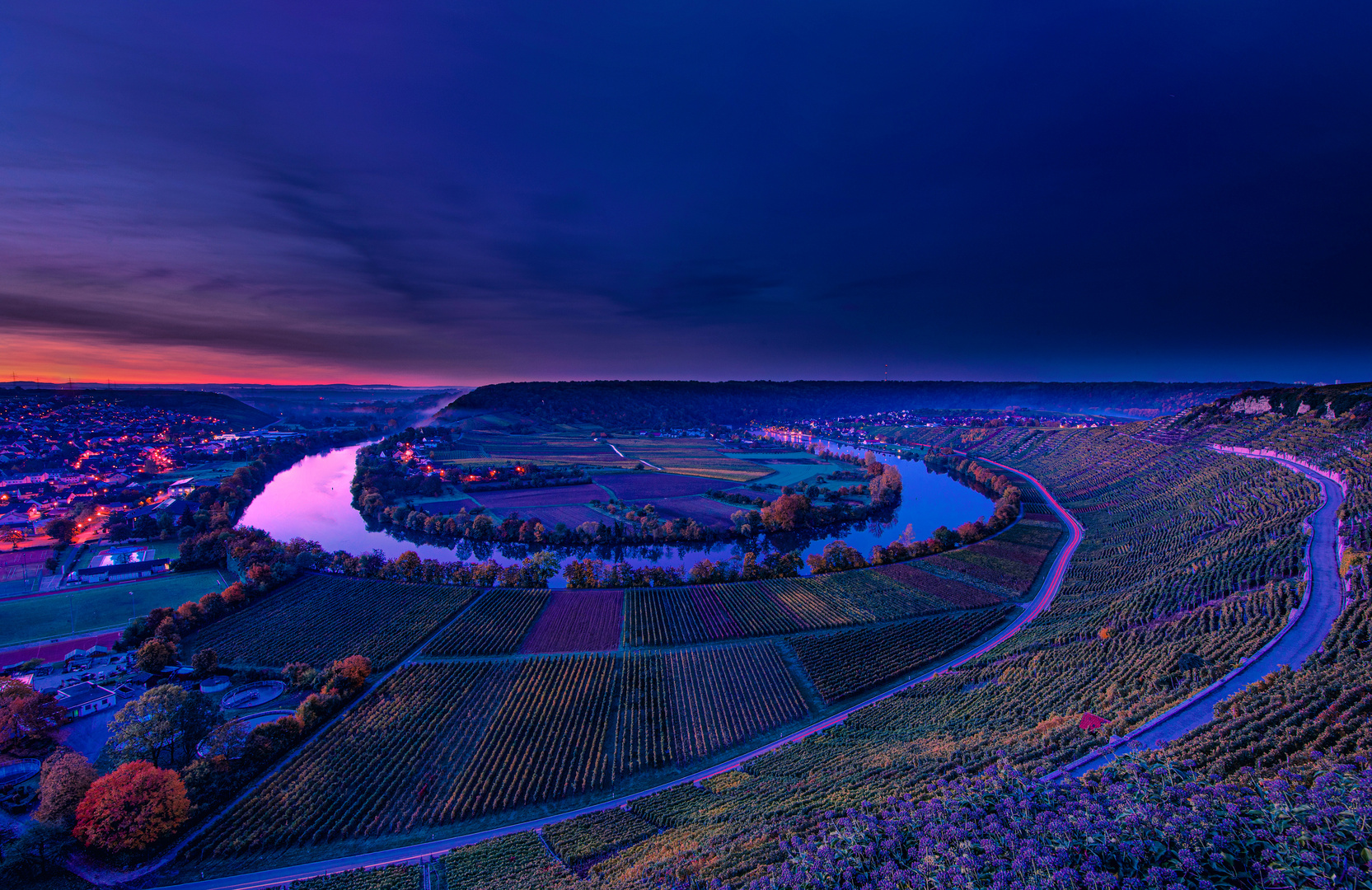 Neckarschleife zur blauen Stunde in Mundelsheim