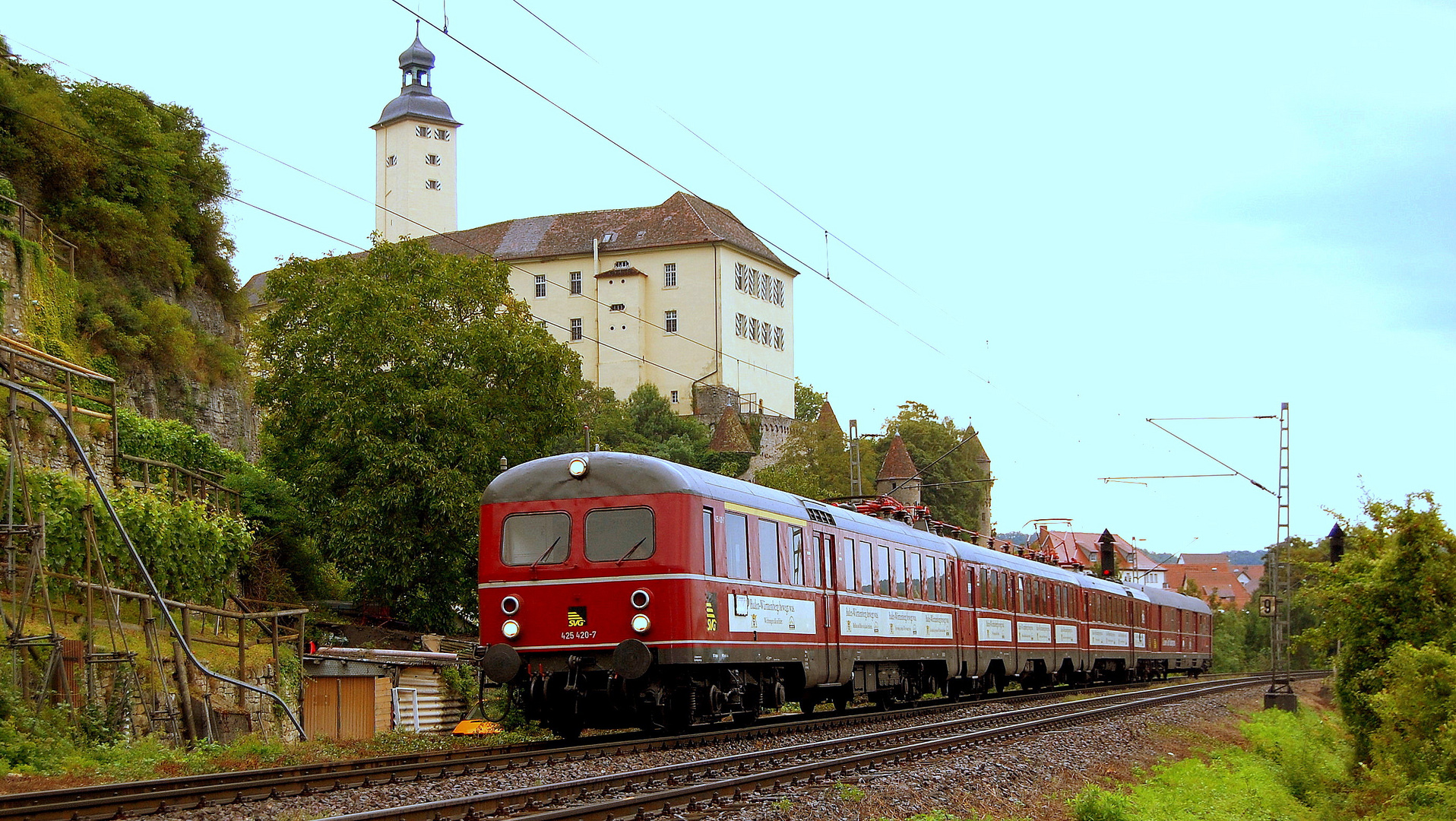 Neckartalbahn mit ET 25 als Neckartäler bei Gundelsheim unterhalb Burg Horneck 2.8.2009