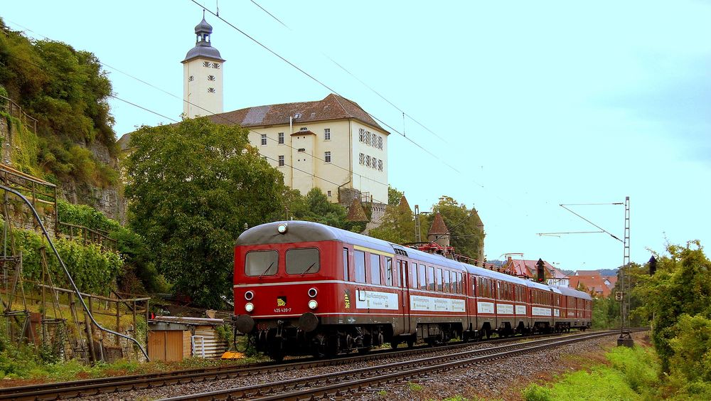Neckartalbahn mit ET 25 als Neckartäler bei Gundelsheim unterhalb Burg