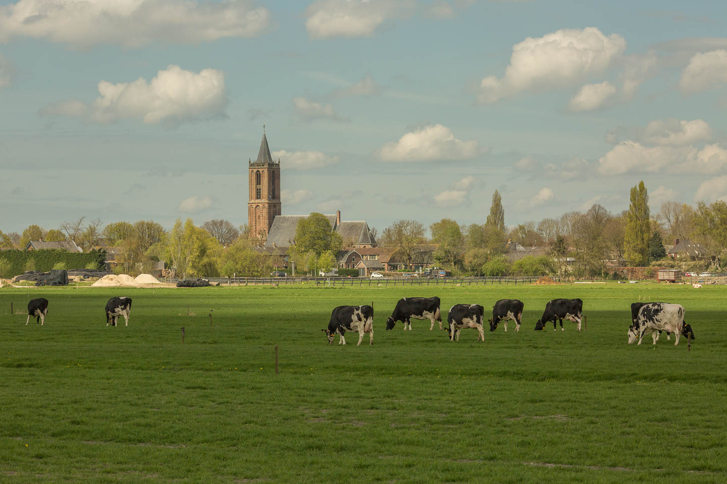 Nederl. Hervormde Kerk vanuit de polder