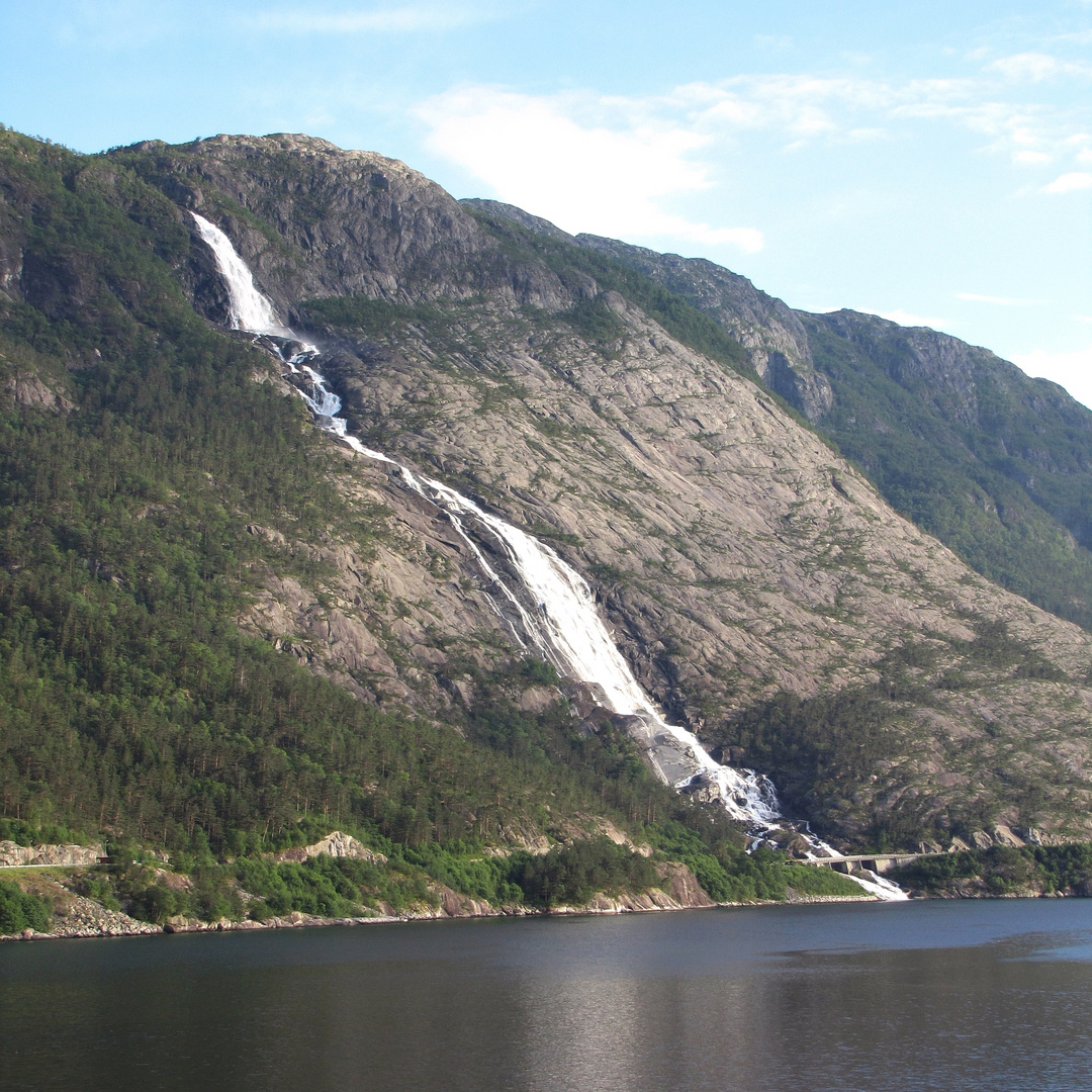 Need a shower - Langfossen Kaskade Etne kommune Norge