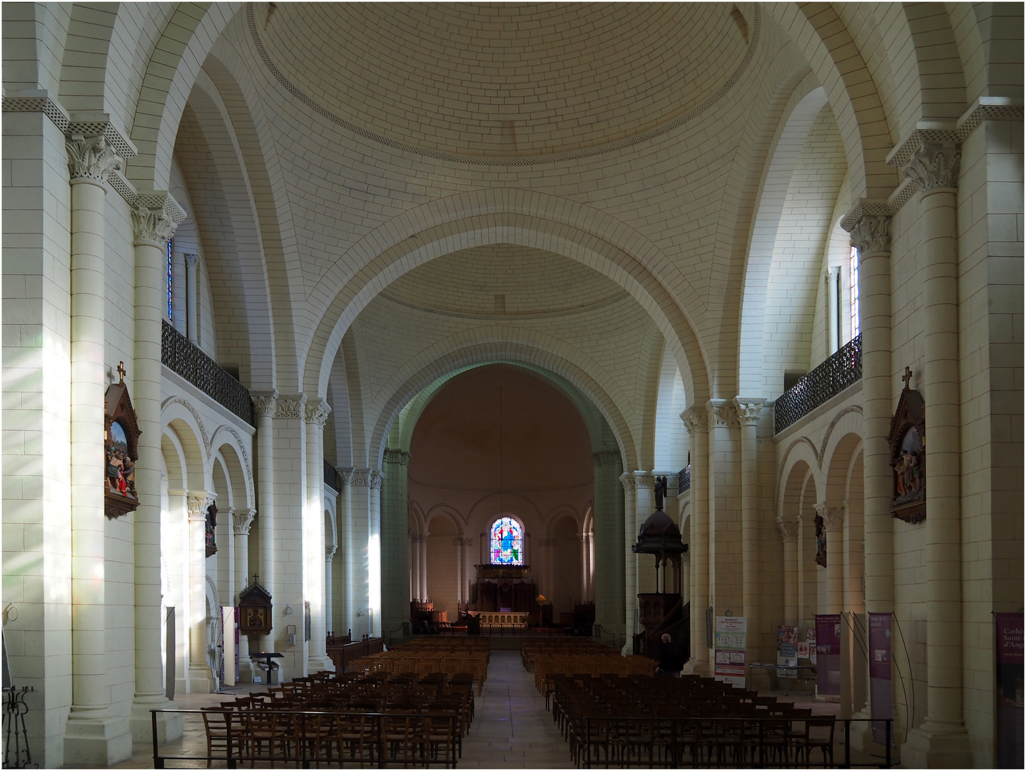 Nef de la Cathédrale Saint-Pierre (XIIème)  --  Angoulême