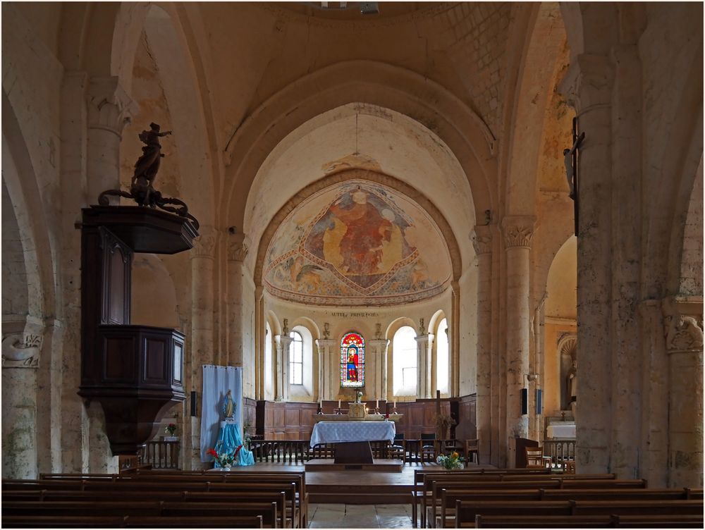 Nef et choeur de l’Eglise Saint-Maurice  (XI –XIIèmes ) --  Saint-Maurice-la-Clouère (Vienne)