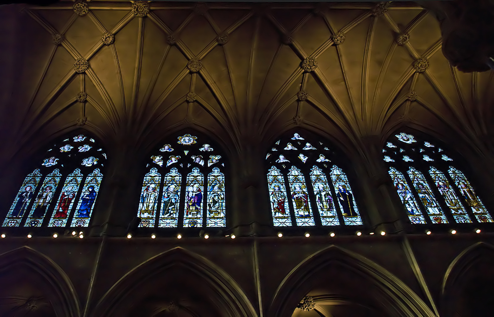 Nef et vitraux de l’Eglise Notre-Dame des Martyrs Anglais  --  Cambridge 