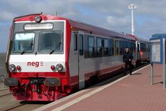 neg die Verbindungsbahn der Inseln mit der großen weiten Welt