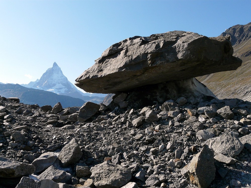 Nehmen sie Platz am Tisch.............mit freiem Blick zum Matterhorn.