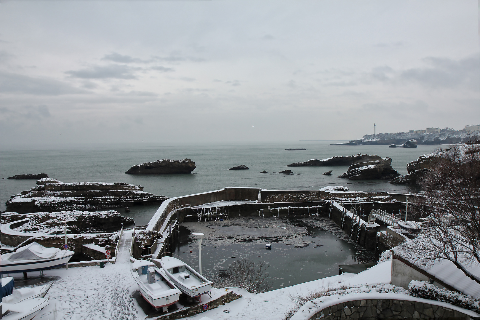 neige à Biarritz . le port des pêcheurs