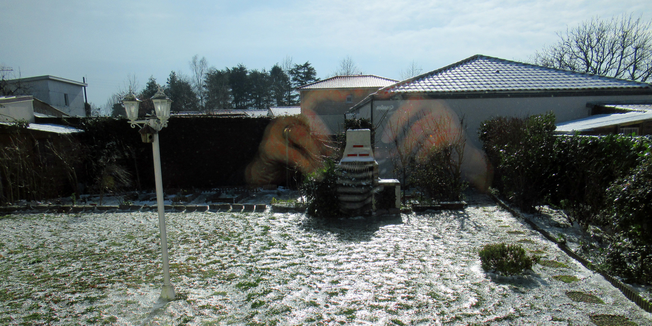 Neige (dehors) et reflets du photographe (dans la porte fenêtre).