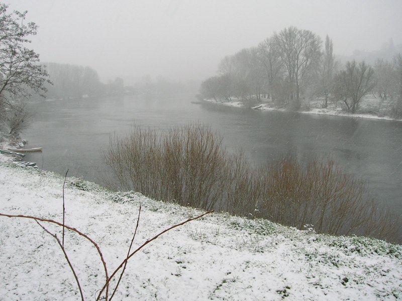 Neige sur la rivière