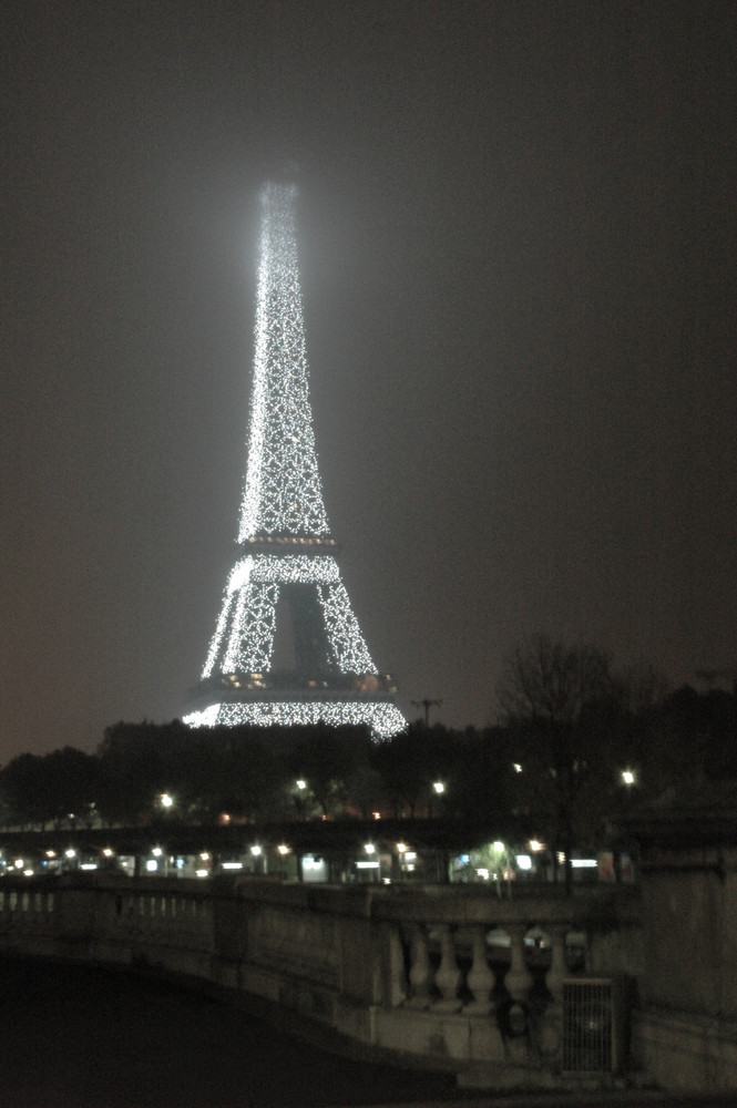 neige sur la tour Eiffel