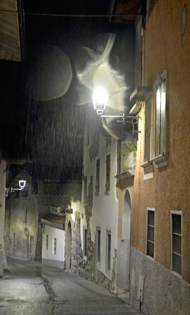 nel borgo mentre piove 