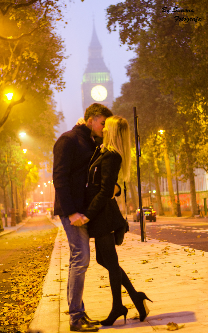 Nella nebbia di Londra tra le foglie gialle ....