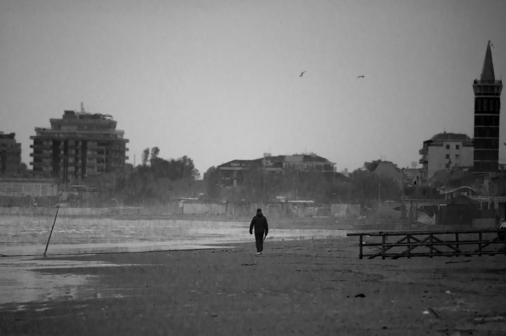 NELLA PIOGGIA IL SILENZIO DEL MARE...E..NESSUN DIO DA PREGARE...