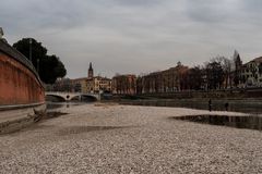 Nell'Adige, Verona