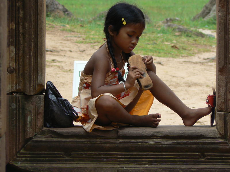 nena al temple de banteay srei (Cambodja)