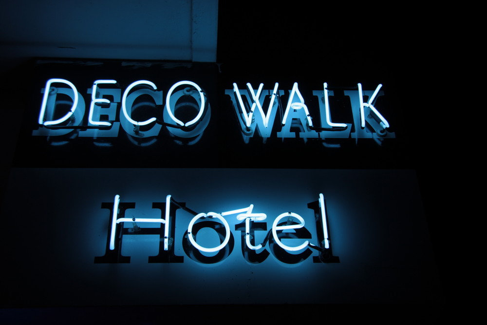 Neon-Hotelschild in Miami Beach Art Deco Viertel