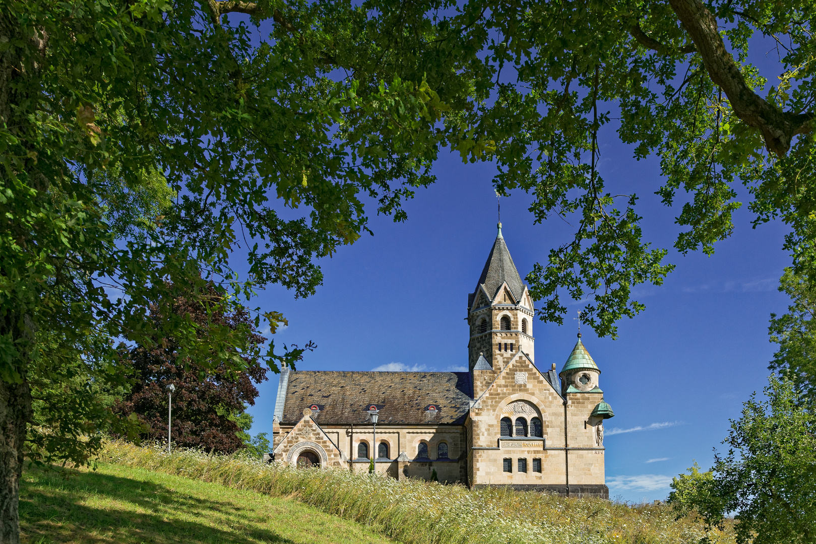 Neoromanische Kirche in Mirbach Eifel