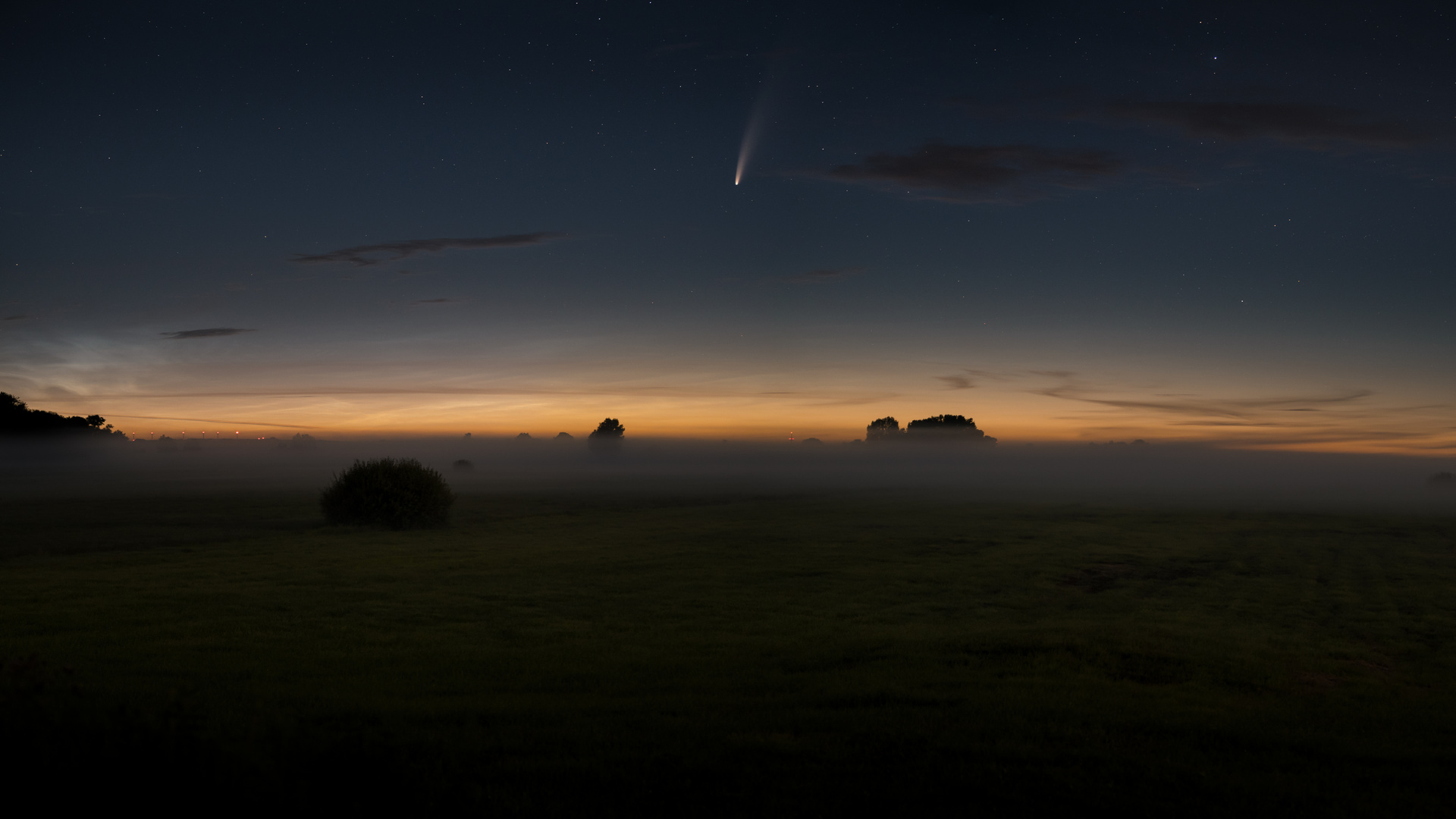 Neowise, Nebel und Nachtleuchtende Wolken