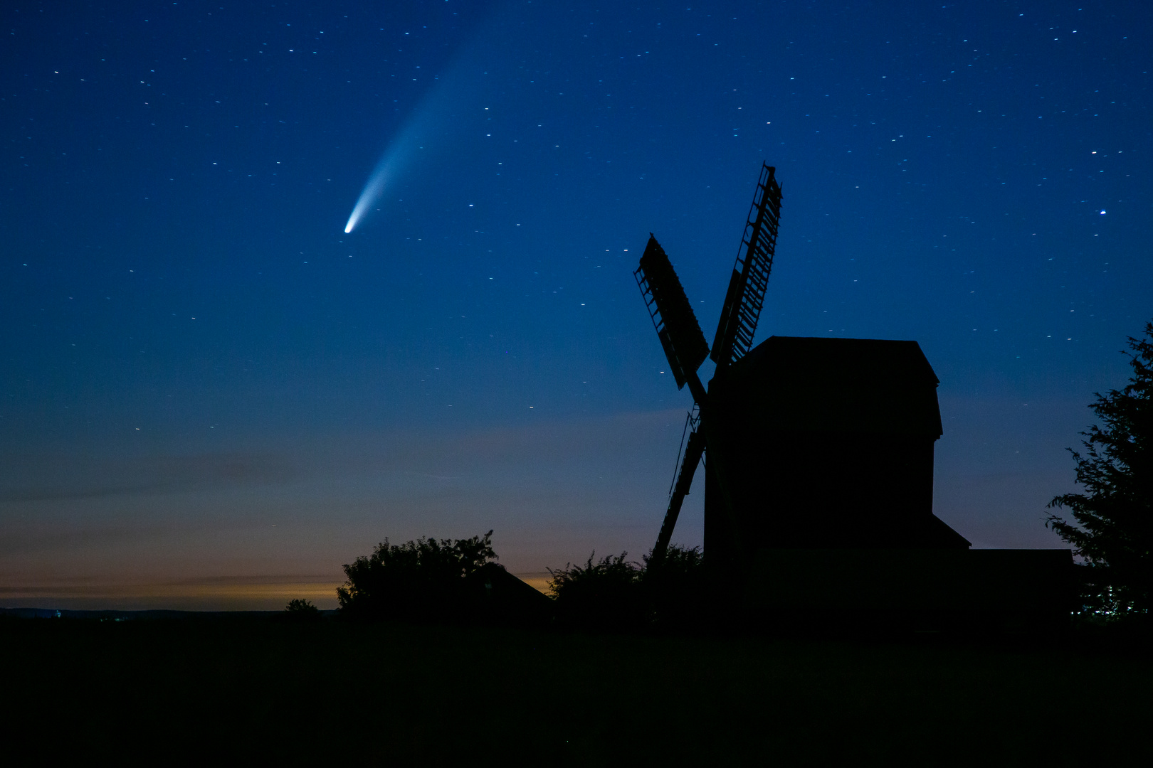 Neowise trifft Windmühle