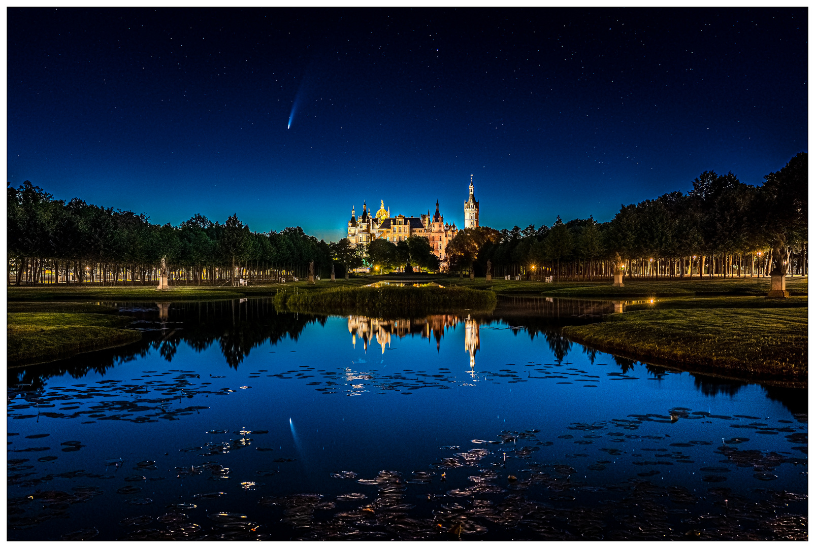 Neowise über dem Schweriner Schloss