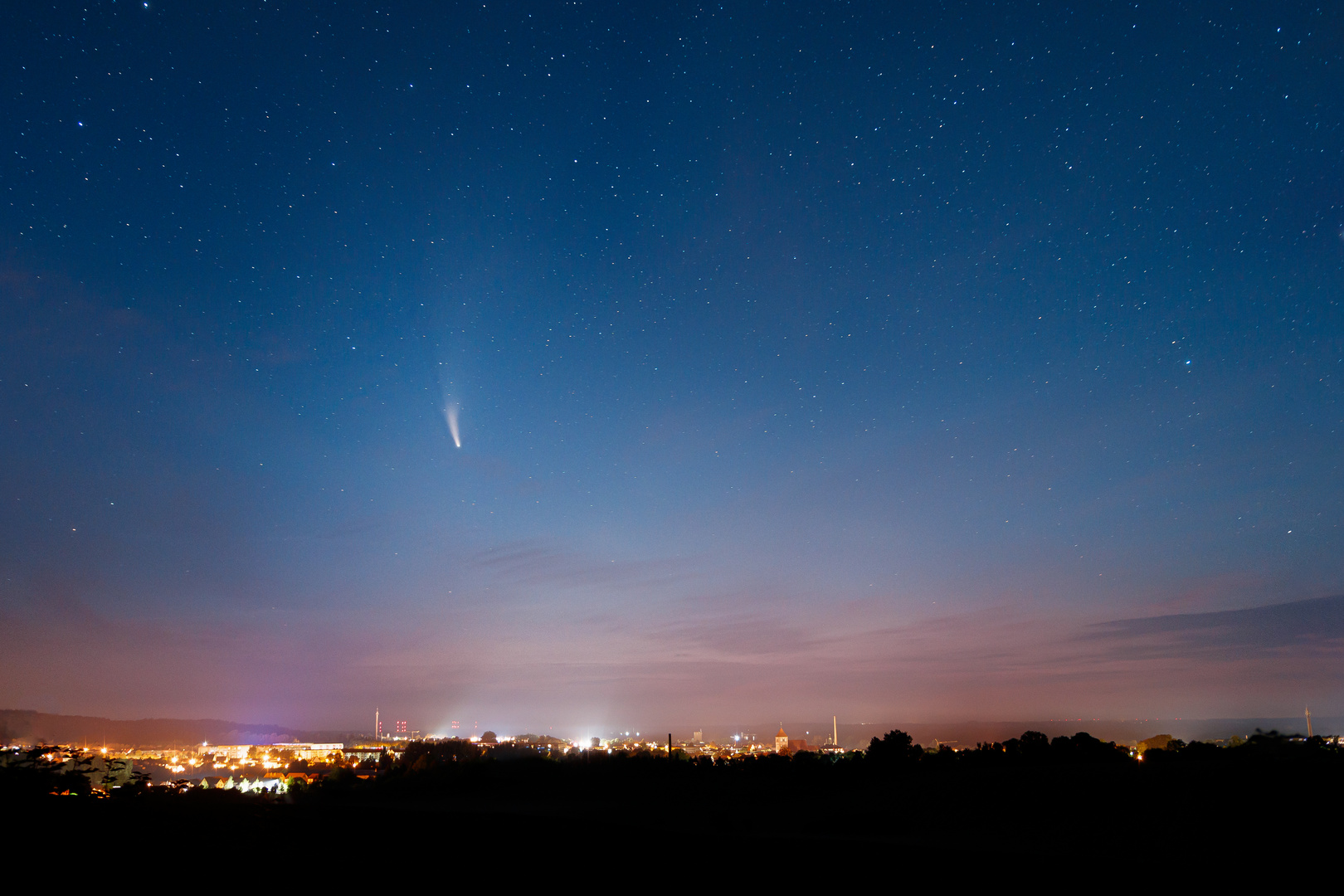 Neowise über der Bergringstadt Teterow