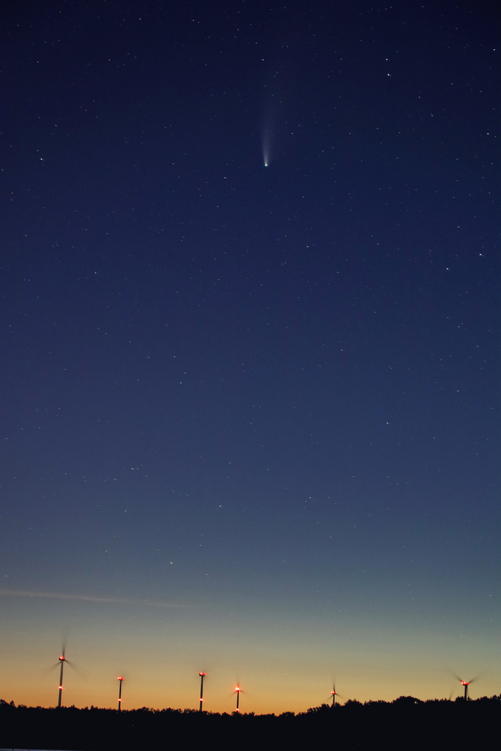 Neowise  über Windräder