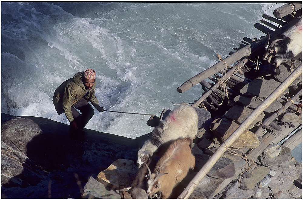 NEPAL 1992 - LAND DER BERGE - JOMSOM TREK - DHANA - GHAZA - DIE BRÜCKE (29 18)