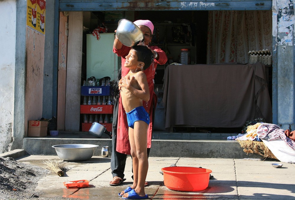 ... Nepal 2007 ... unter der dusche ...