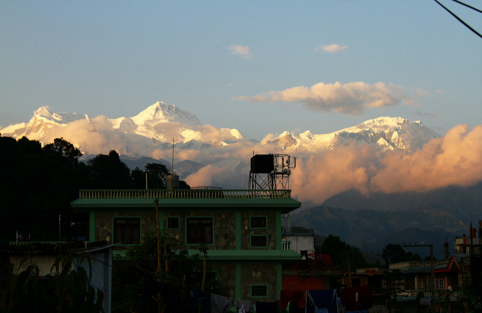 Nepal Bewohner vor dem Himalaya(2)