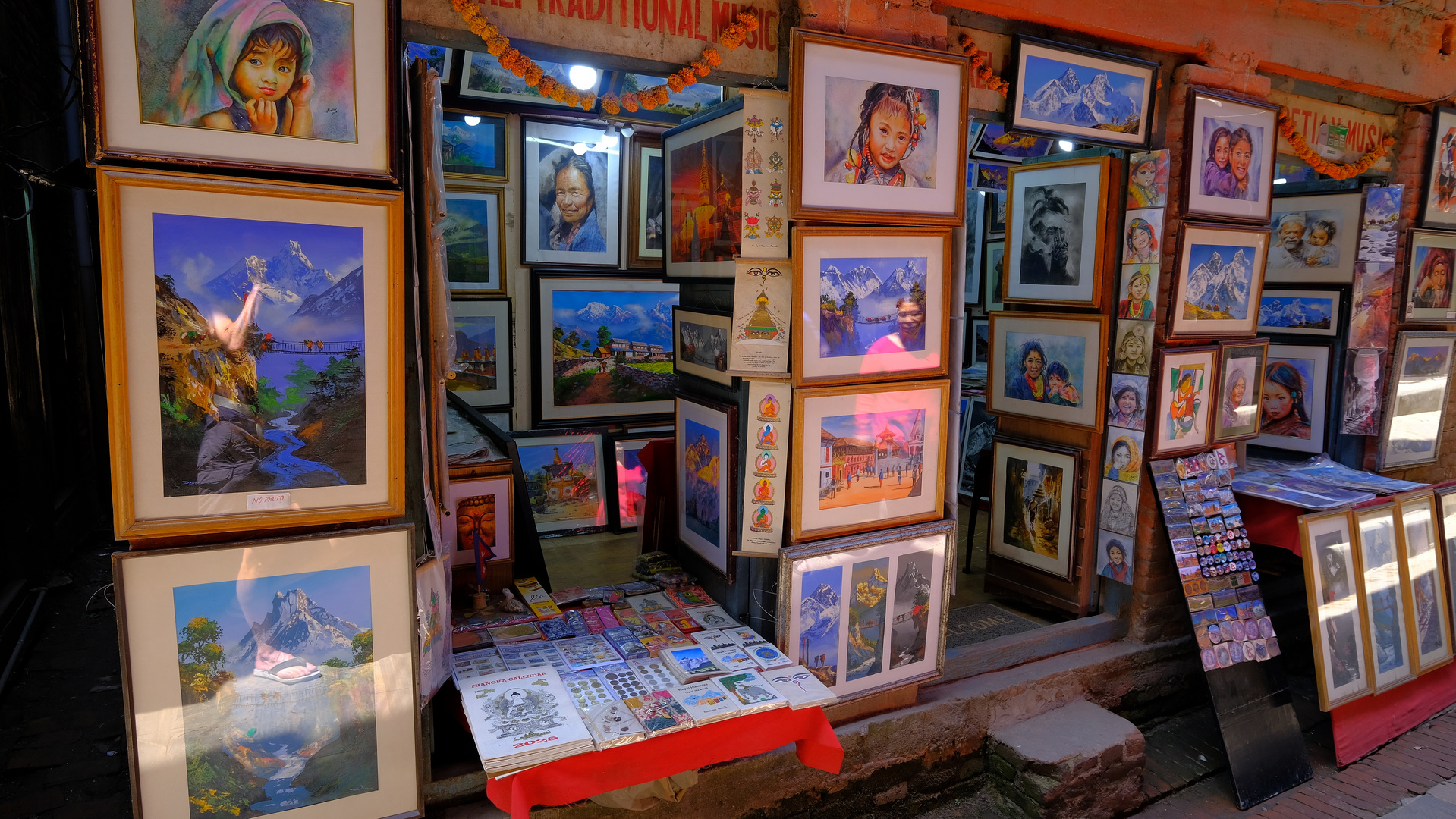 Nepal in Bildern - Shop in einer Gasse in Bhaktapur