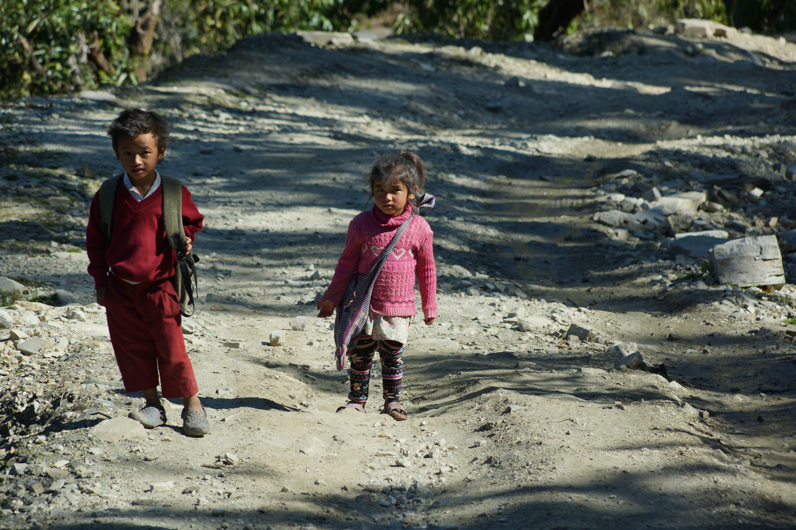 Nepal Kinder auf dem Weg zum Kindergarten und zur Schule