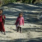 Nepal Kinder auf dem Weg zum Kindergarten und zur Schule