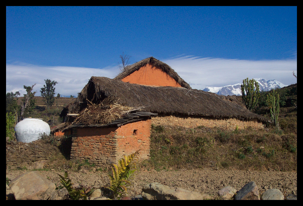 Nepal - Rote Erde, Weiße Berge, blauer Himmel