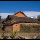 Nepal - Rote Erde, Weiße Berge, blauer Himmel