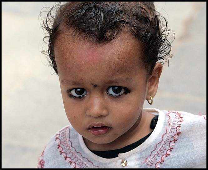 Nepal - Schwarze Augen - Ursprungsbild