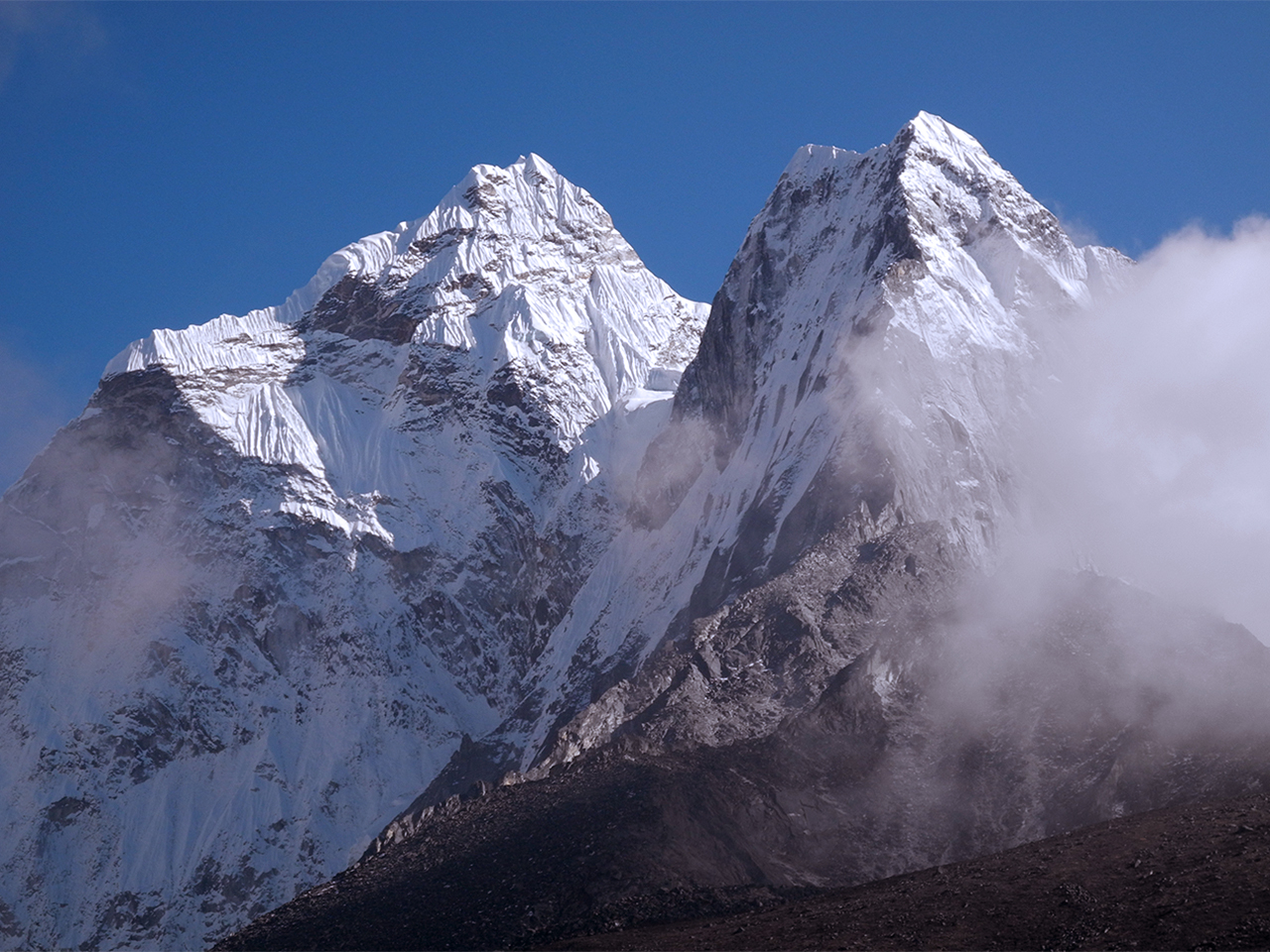 Nepal - wolkiger Bergblick