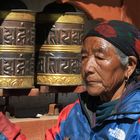 Nepalesin an Gebetsmühlen
